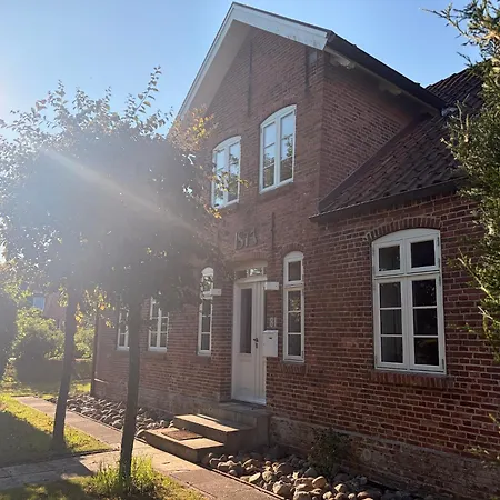 Grosszuegiges Stadthaus Fuer 8 Personen Mit Kachelofen & 2 Terrassen Vakantiehuis Niebüll